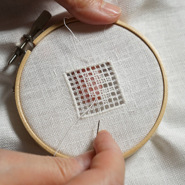 【二子玉川（東京）】佐藤ちひろワークショップ『デンマーク伝統の白糸刺繍 HEDEBOのドロンワーク・レッスン』