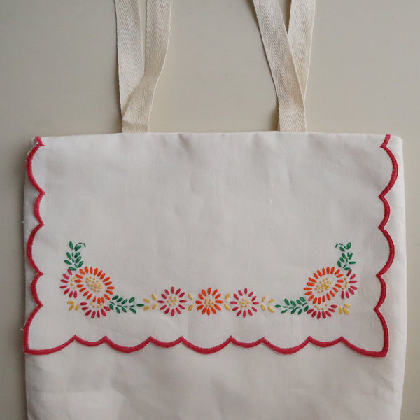 スカラップ刺繍飾りのバッグ