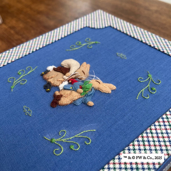 浮き彫り刺繡の一例です。ピーターラビット™満載の特別なBOXにしてもOK！