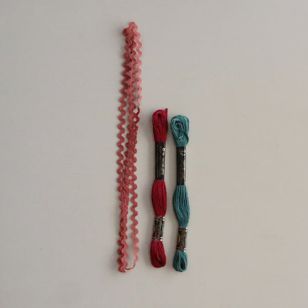 刺繍糸は赤系1かせ、緑系1かせ。色番号はアソートです