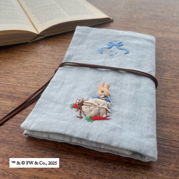 立体的な浮彫刺繍がポイント。