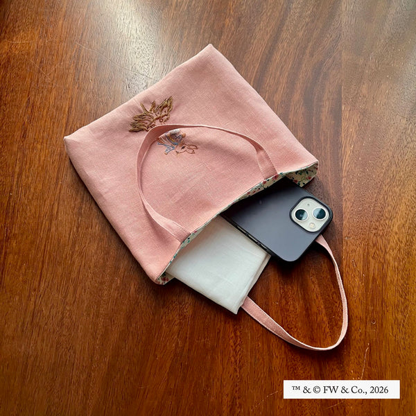 スマホや財布、ハンカチを入れて、ちょっとしたお出かけに。