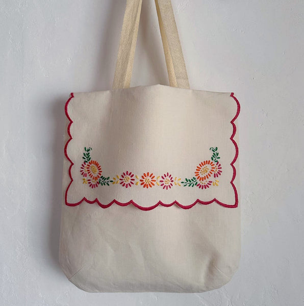 スカラップ刺繍飾りのバッグ