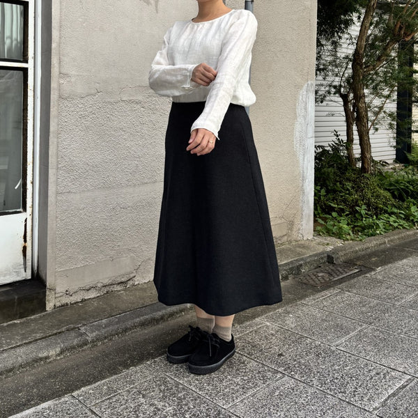 シンプルで合わせやすいAラインスカート