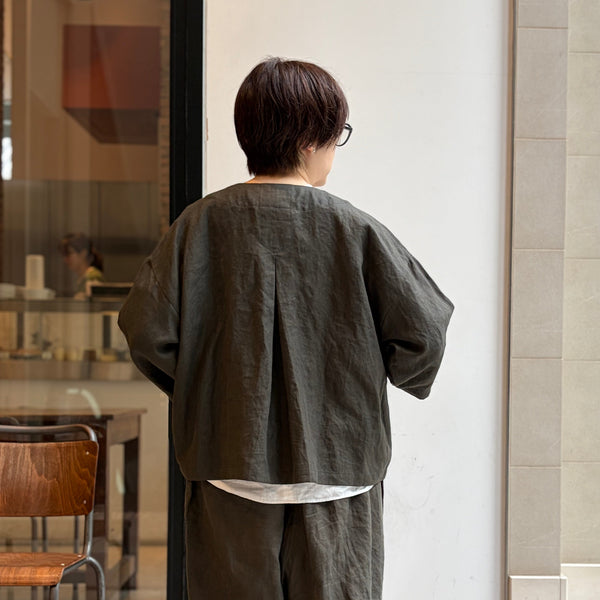 バックは深めのタックをいれてポイントに