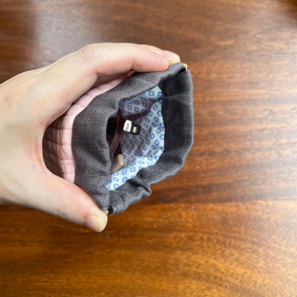 メガネやサングラスがすっぽり収まるサイズです