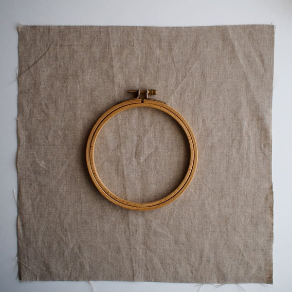 1枚のサイズは約30cm角（刺繍枠のサイズ12.5cm）