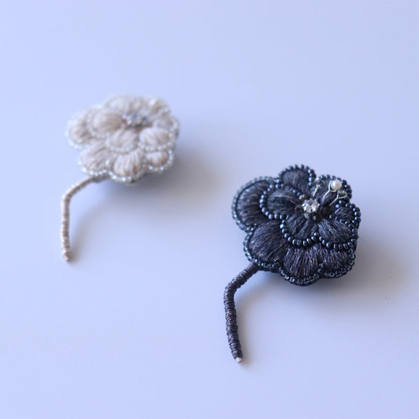 【北浜(大阪)】小林彩乃刺繍ブローチ「Mum（マム）」