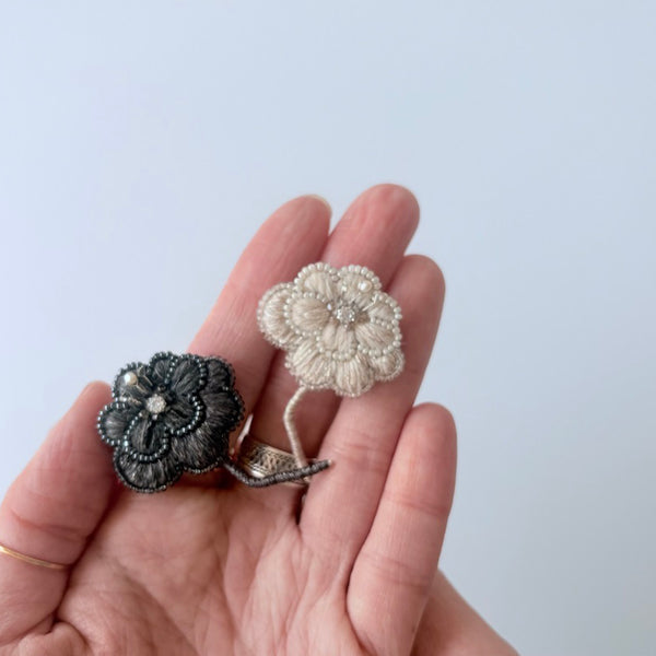 【北浜(大阪)】小林彩乃刺繍ブローチ「Mum（マム）」