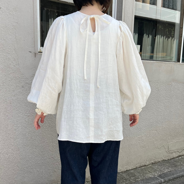 後ろはお尻が隠れる長さ。